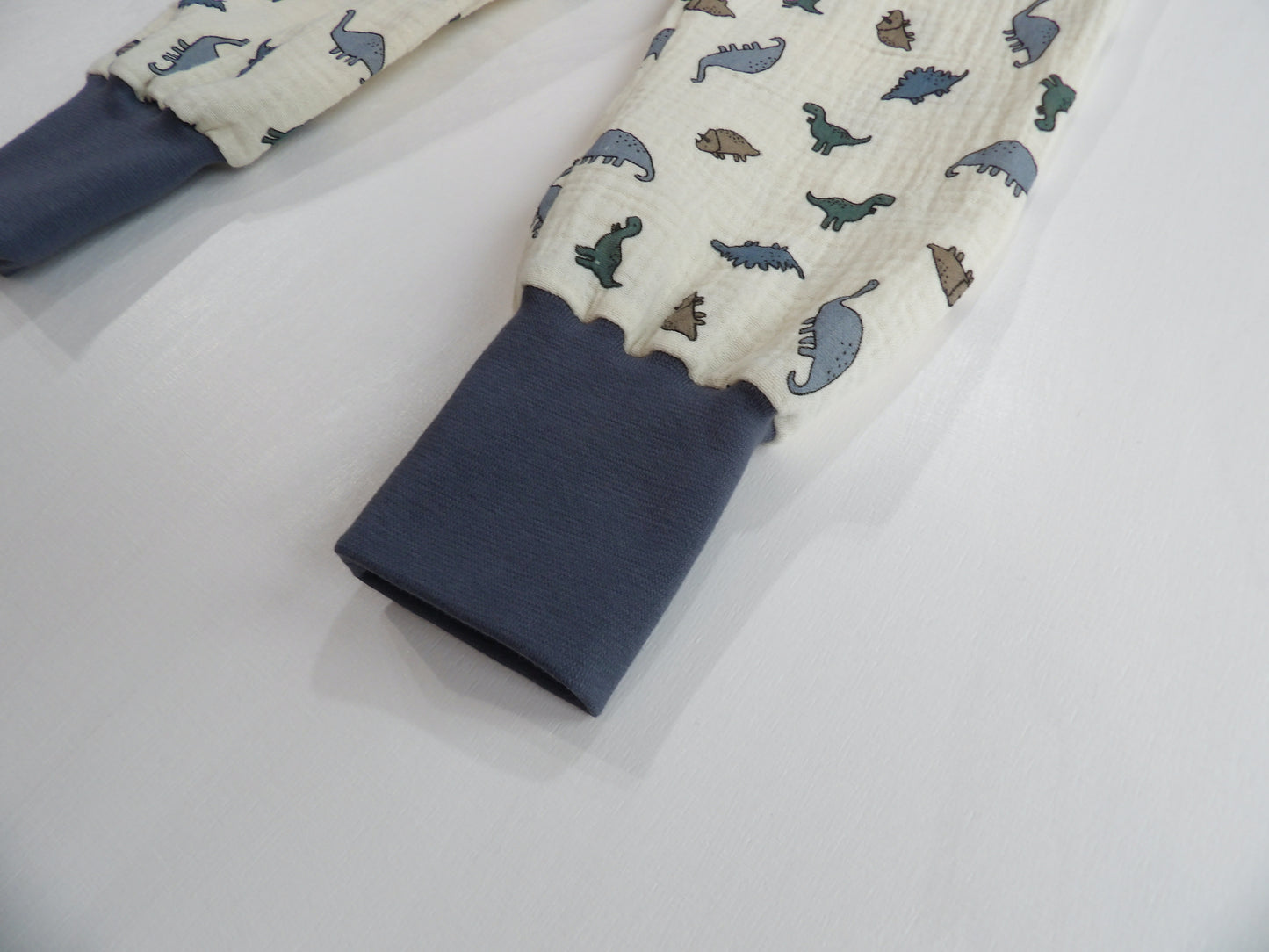 Växa-byxa i Muslin Dino Dusk - storlek 74