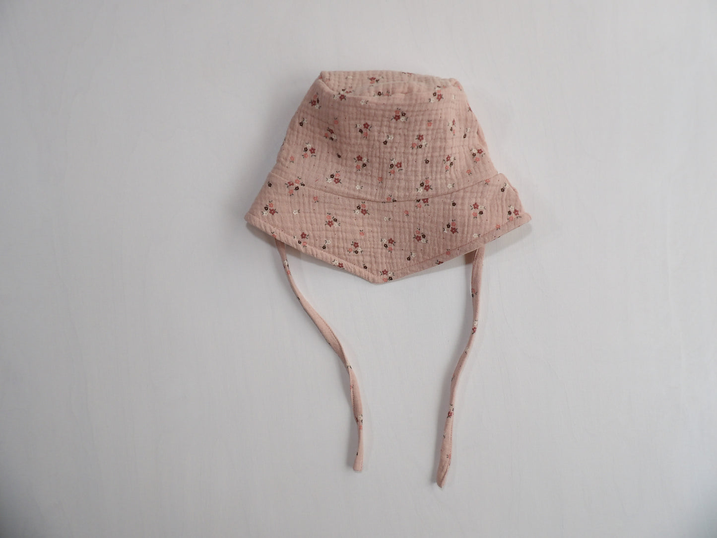 Solhatt i Muslin Wildflower Blush - storlek 44/46 (ca 4-9 mån)