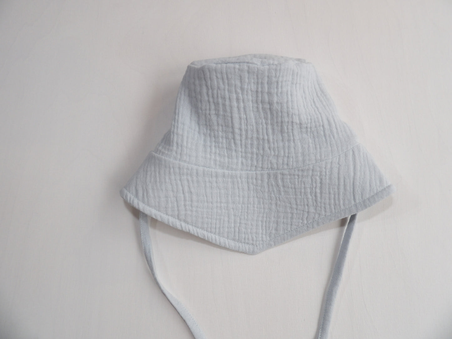 Solhatt i Muslin Light Blue Sky - storlek 44/46 (ca 4-9 mån)