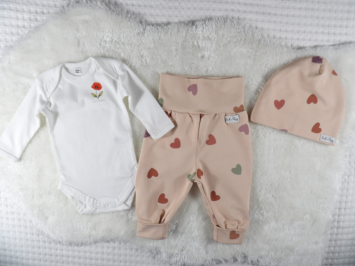 Complete Newborn Set – Little Hearts | Vallmo | Body, växa-byxa & mössa