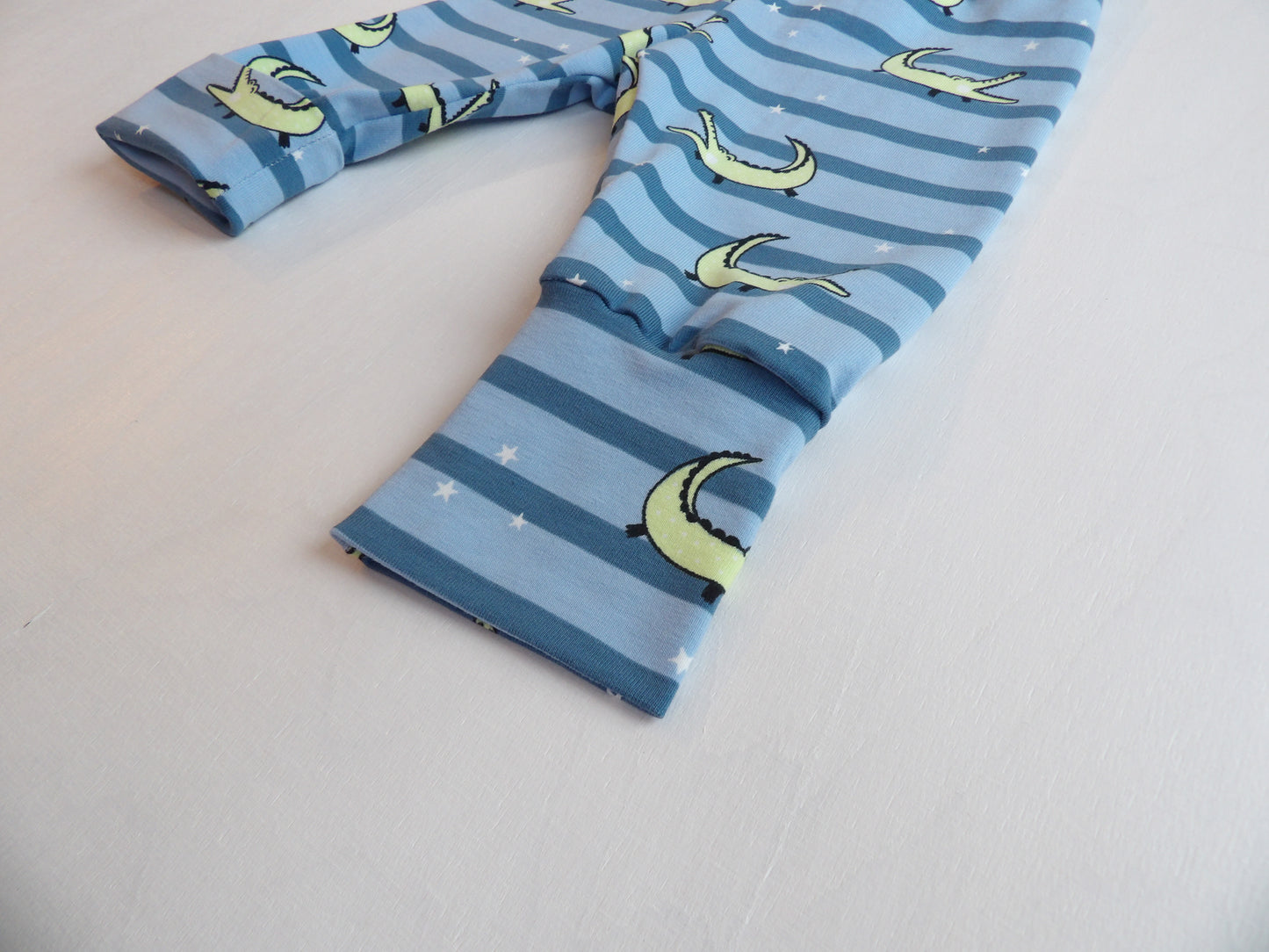 Växa-byxa Cute Crocodile Pants - storlek 50 (ca 0-1 mån)