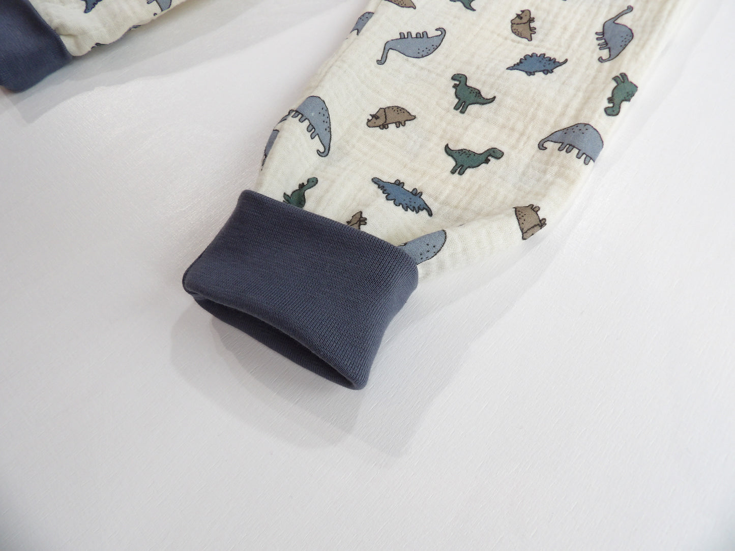 Växa-byxa i Muslin Dino Dusk - storlek 74