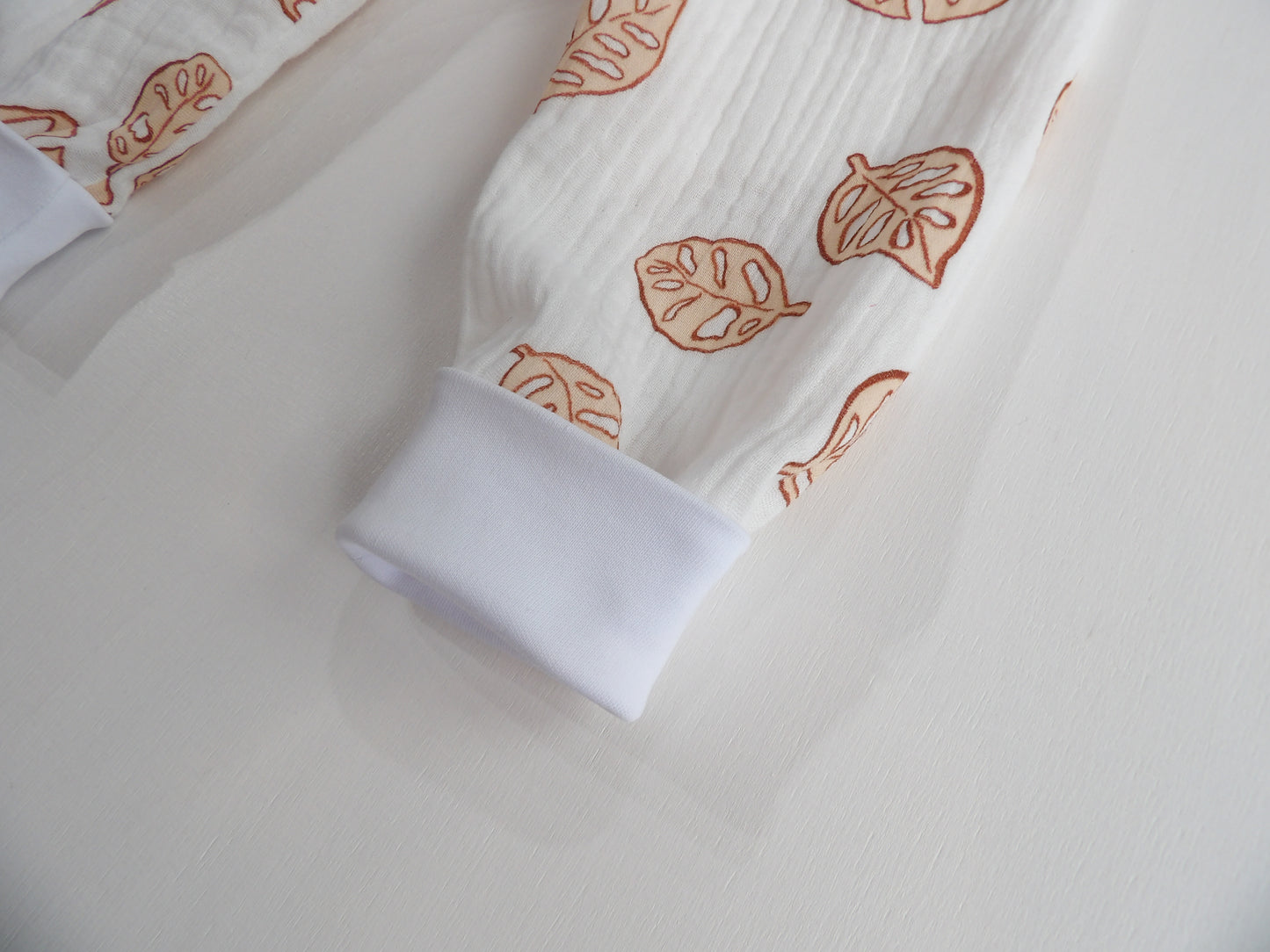 Grow-with-me pants in Muslin Terracotta Leaves - size 68