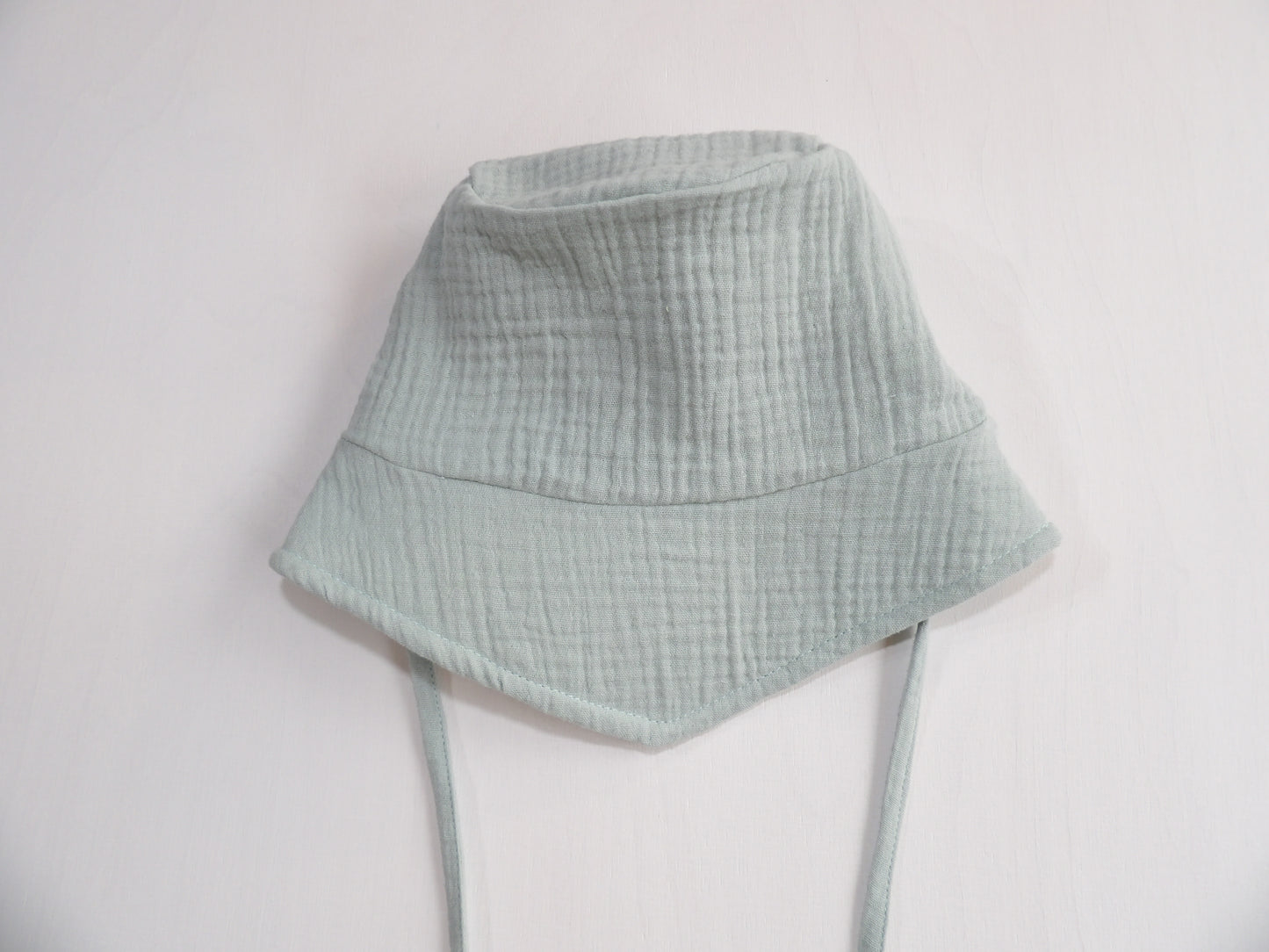 Solhatt i Muslin Soft Sage - storlek 44/46 (ca 4-9 mån)