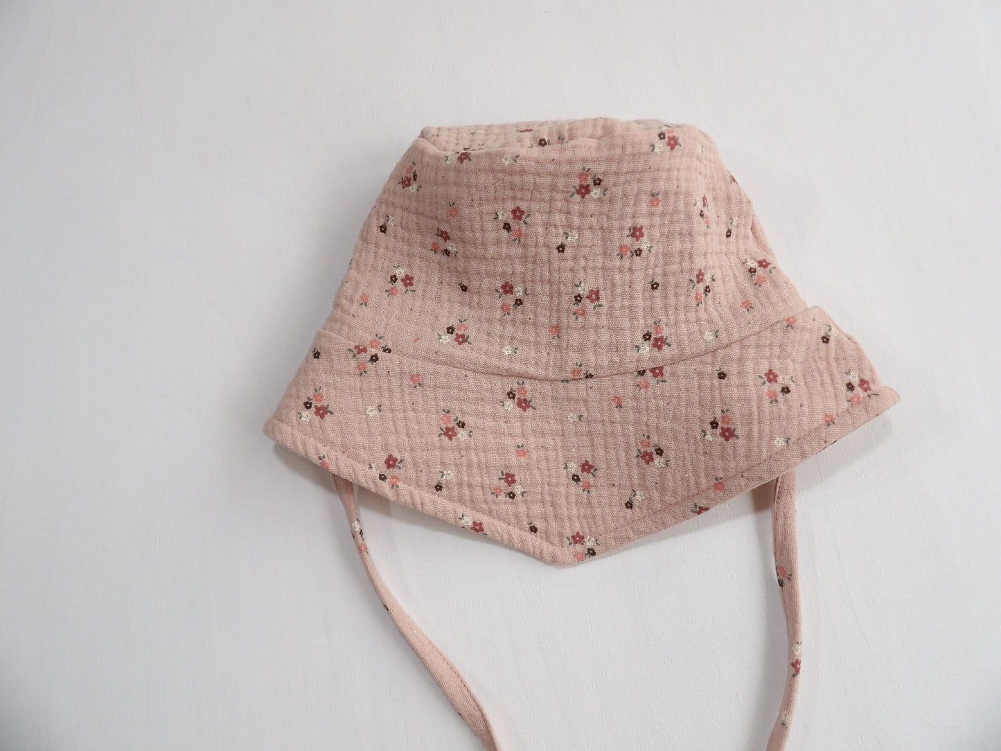 Solhatt i Muslin Wildflower Blush - storlek 44/46 (ca 4-9 mån)