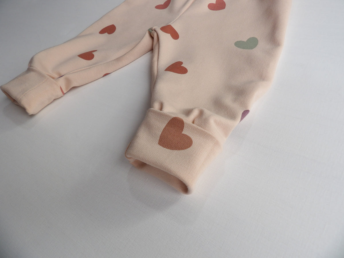 Newborn Set – Little Hearts | Växa-byxa & mössa