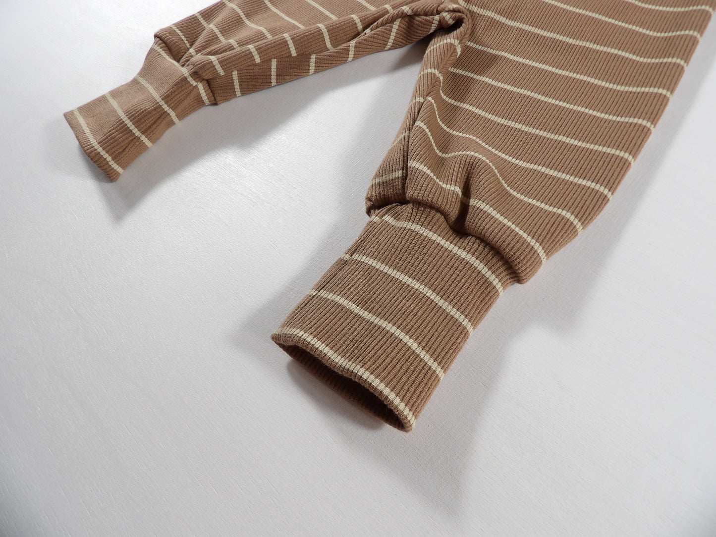 Newborn Set – Cocoa Stripe | Växa-byxa & mössa