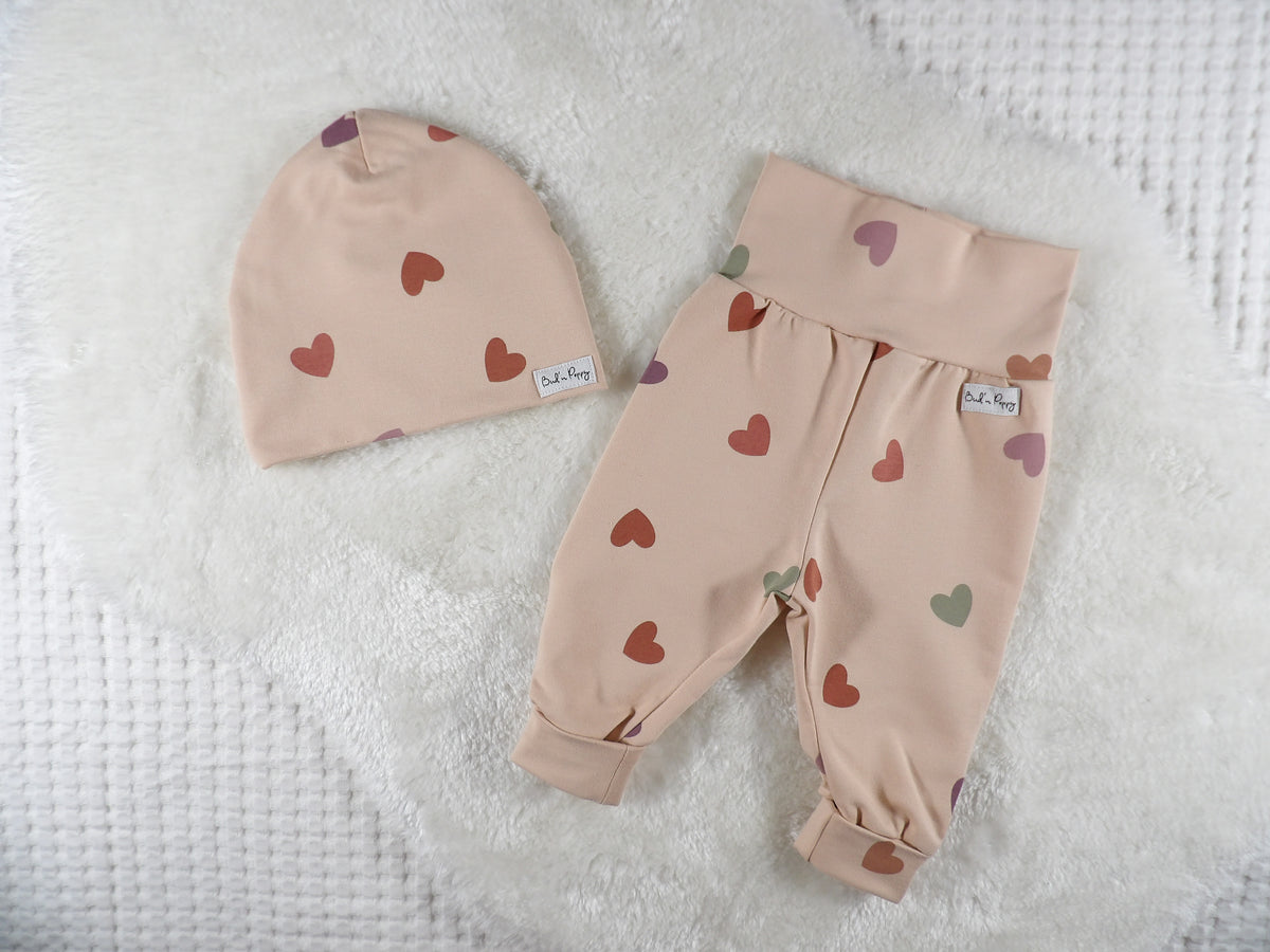 Complete Newborn Set – Little Hearts | Vallmo | Body, växa-byxa & mössa