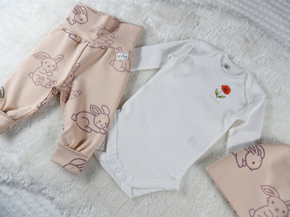 Complete Newborn Set – Bunny Hop | Vallmo | Body, växa-byxa & mössa