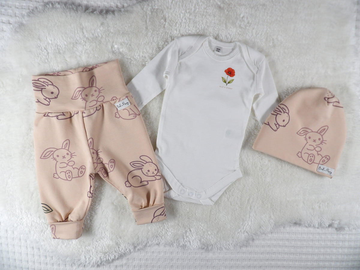 Complete Newborn Set – Bunny Hop | Vallmo | Body, växa-byxa & mössa