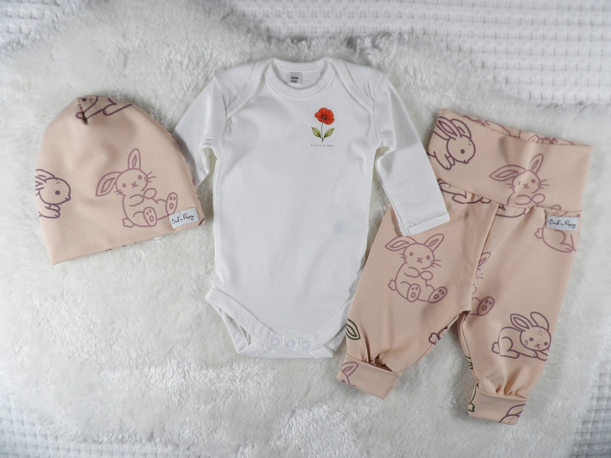 Complete Newborn Set – Bunny Hop | Vallmo | Body, växa-byxa & mössa