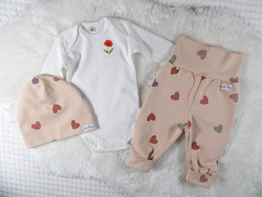 Complete Newborn Set – Little Hearts | Vallmo | Body, växa-byxa & mössa