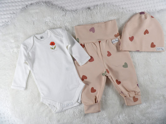 Complete Newborn Set – Little Hearts | Vallmo | Body, växa-byxa & mössa