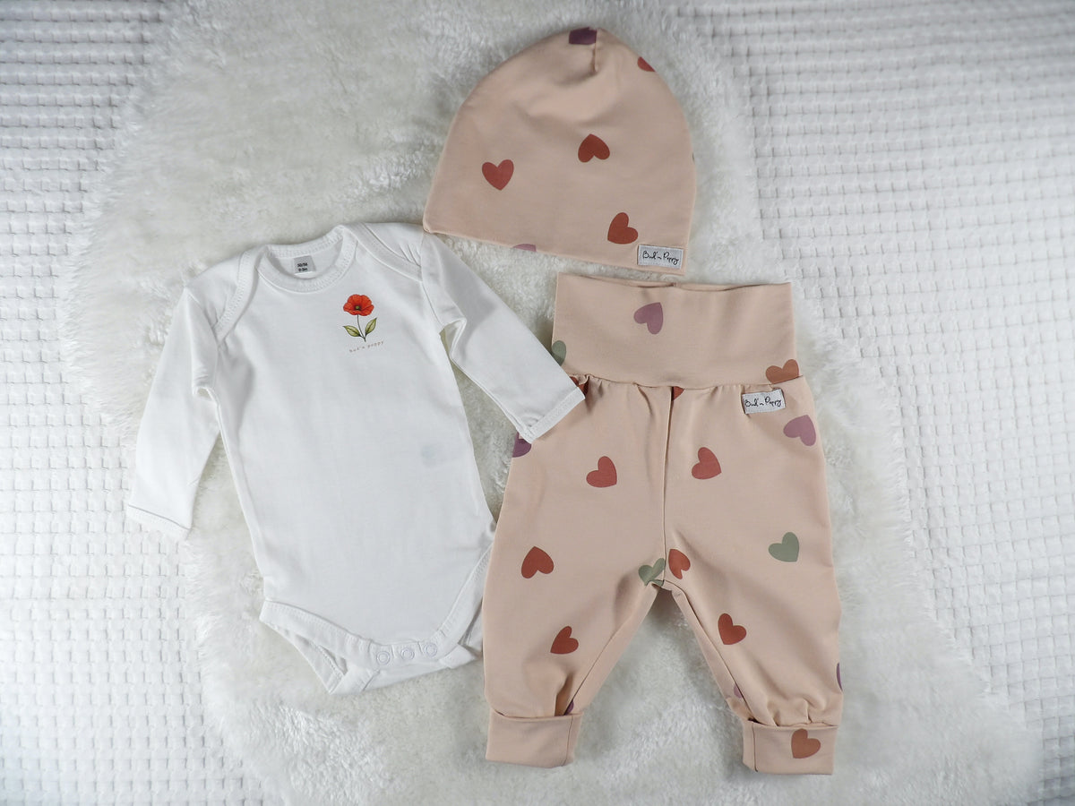 Complete Newborn Set – Little Hearts | Vallmo | Body, växa-byxa & mössa