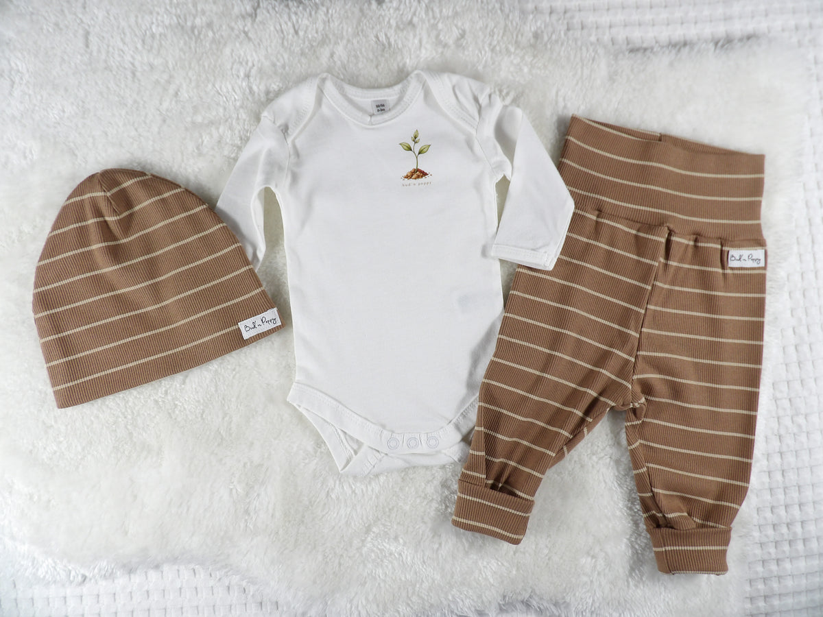 Complete Newborn Set – Cocoa Stripe | Grodd | Body, växa-byxa & mössa