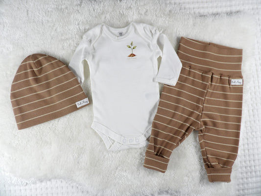 Complete Newborn Set – Cocoa Stripe | Grodd | Body, växa-byxa & mössa