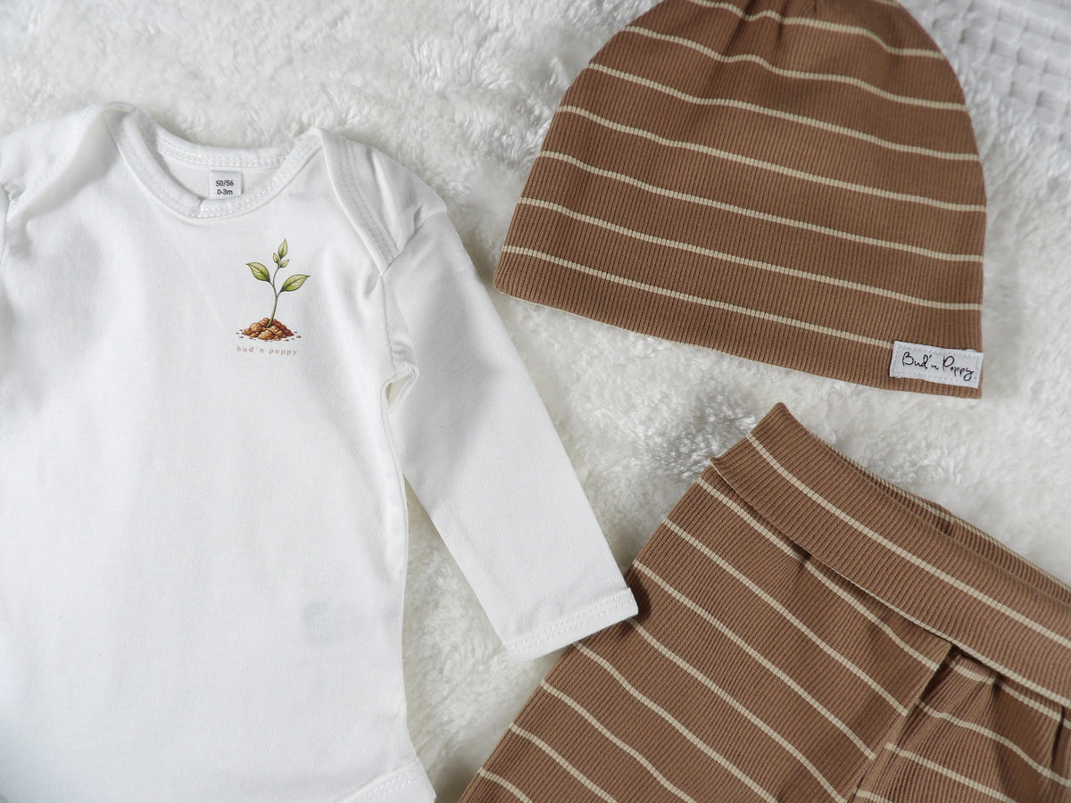 Complete Newborn Set – Cocoa Stripe | Grodd | Body, växa-byxa & mössa