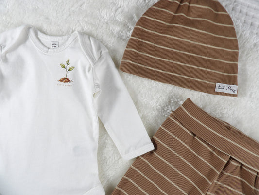 Complete Newborn Set – Cocoa Stripe | Grodd | Body, växa-byxa & mössa