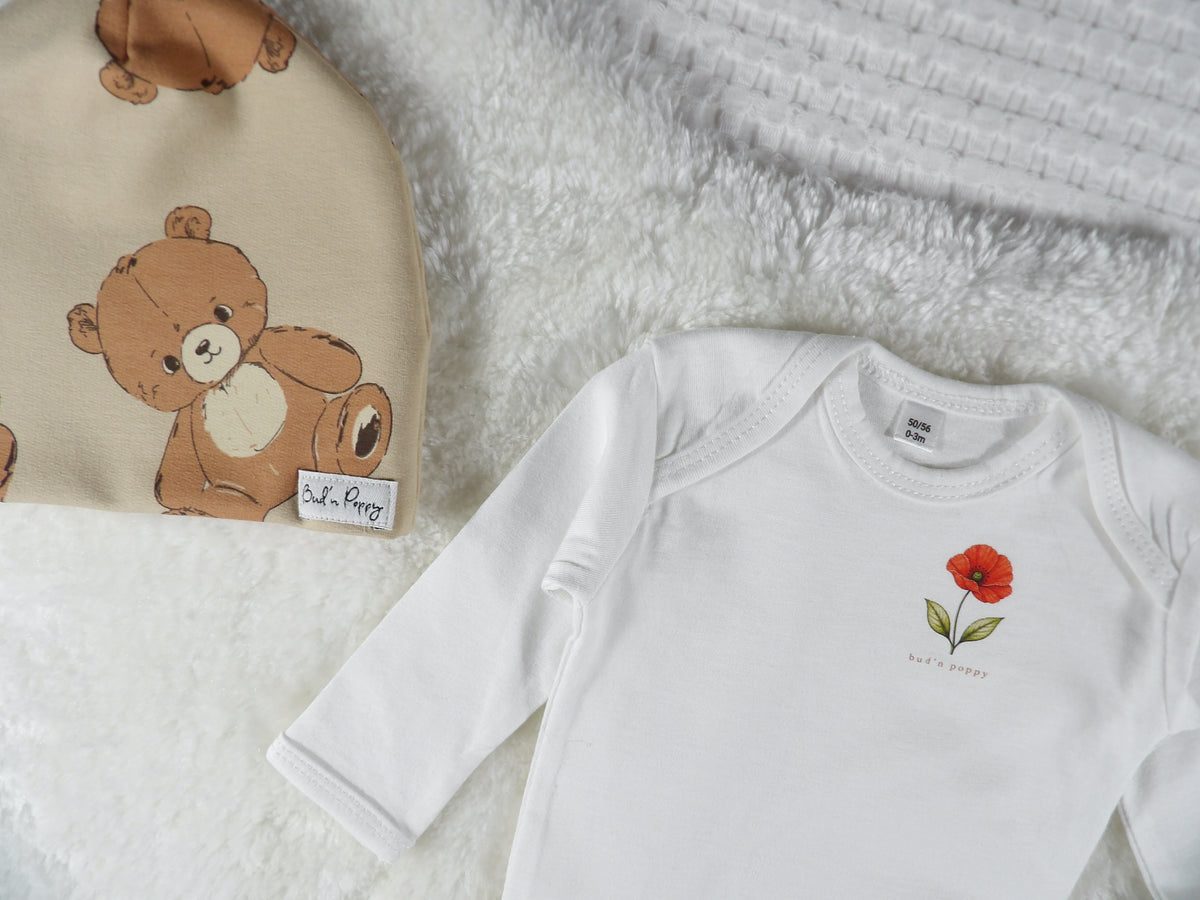 Complete Newborn Set – Teddy Bear | Vallmo | Body, växa-byxa & mössa